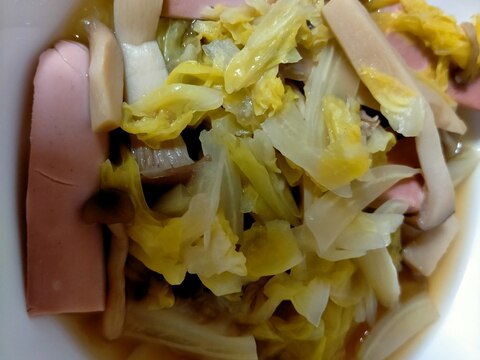 キャベツときのこと魚肉ソーセージのスープ